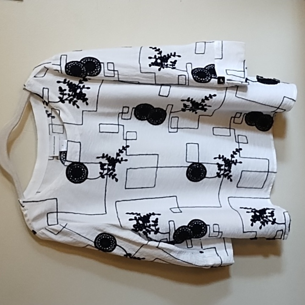 EMBROIDERED BLACK&WHITE SHIRT,SIDE SLITS WITH SQUARE BUTTONS-PERFECT CONDITION - Picture 5 of 11